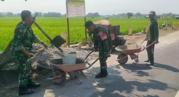 Read more about the article Babinsa Metesih Gotong Royong Bantu Pengecoran Talut Jalan Desa