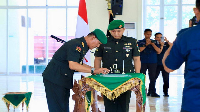 Read more about the article Danrem 043/Gatam Pimpin Tradisi Warga Baru dan Pejabat Lama Kodim 0426