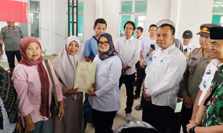 You are currently viewing 514 Sertifikat Elektronik Diserahkan di Sumbergede, Bupati Ela: Ini Bukti Negara Hadir