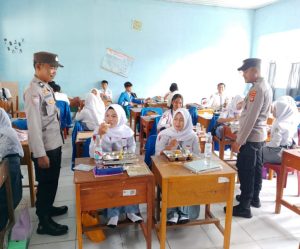 Read more about the article Bhabinkamtibmas Monitoring Penyaluran Makan Bergizi Gratis di 14 Sekolah Wilayah Banjit
