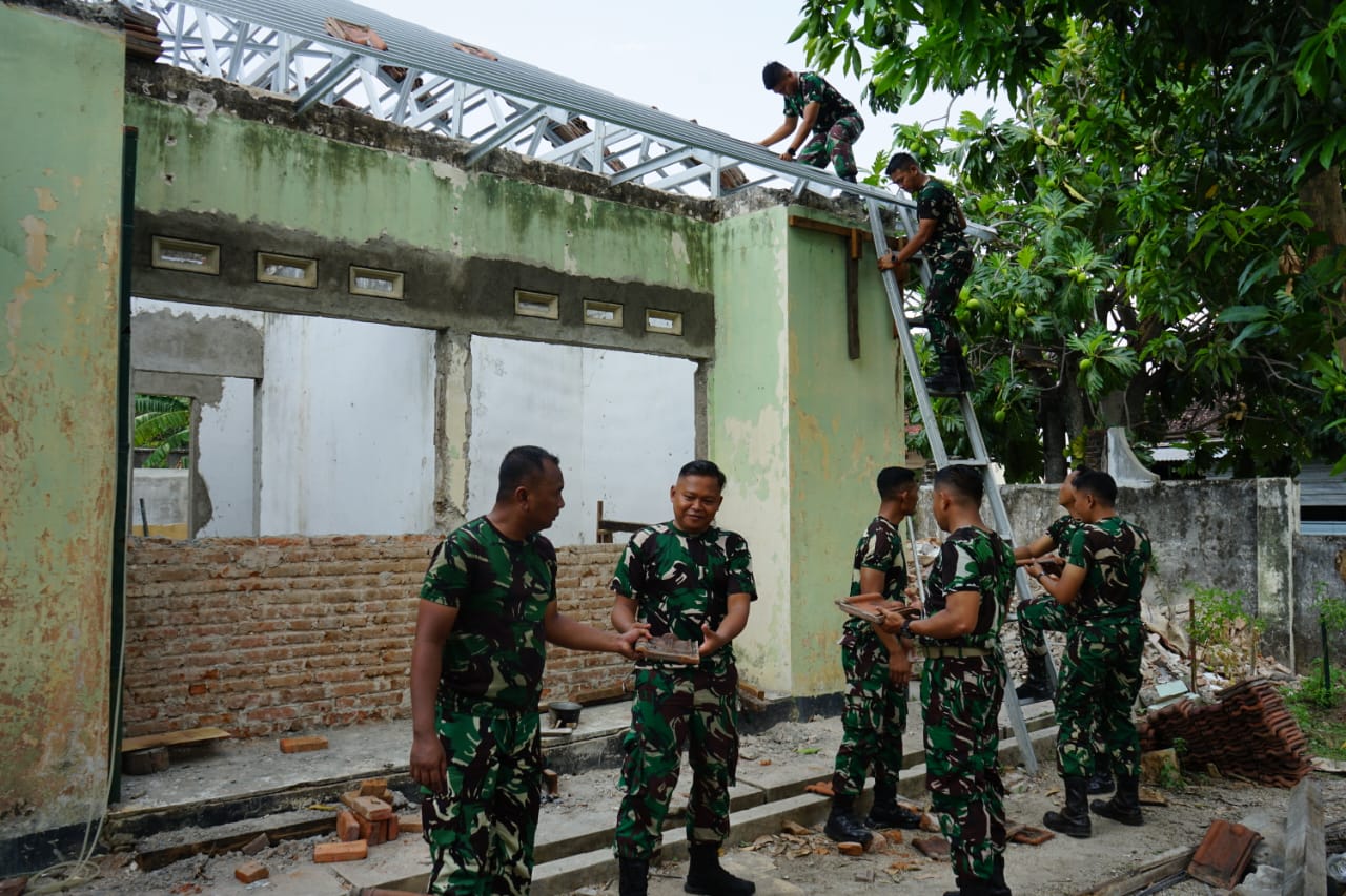 Read more about the article Wujudkan Kesejahteraan, TNI AD Perbaiki Sejumlah Rumah Dinas Prajurit di Madiun