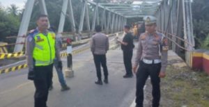 Read more about the article Satlantas Polres Way Kanan Himbau Pengendara Berhati Hati Melintasi Jembatan Rantau Jangkung Way Giham