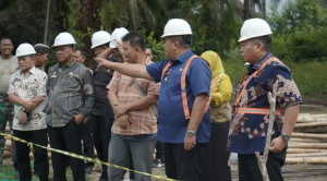 Read more about the article Tingkatkan Konektivitas, Bupati Asahan Pantau Progres Perbaikan Jalan di Kecamatan BP Mandoge
