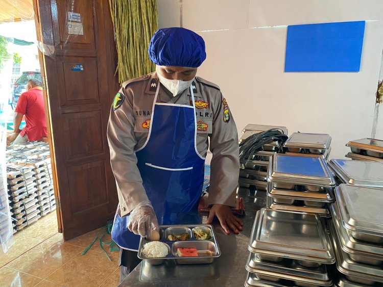 Read more about the article Security Food MBG di Banjit, Sidokkes Polres Way Kanan Pastikan Menu Makanan Siap Disajikan