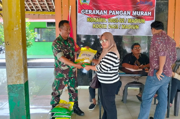 Read more about the article Koramil 0803-02/Madiun Dukung Gerakan Pangan Murah, Salurkan 550 Kg Beras SPHP