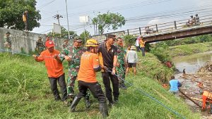 Read more about the article Sinergi TNI dan Warga Balerejo Gelar Kerja Bakti Bersihkan Sungai Kali Jeroan