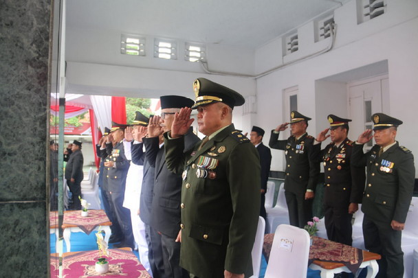 Read more about the article Kasdim 0803/Madiun Ikuti Upacara Hari Pahlawan di Balai Kota Madiun