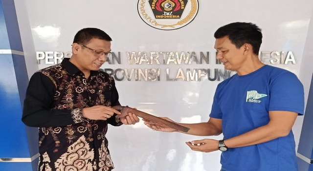 Read more about the article Ketua PWI Lampung terima Badik Pagardewa