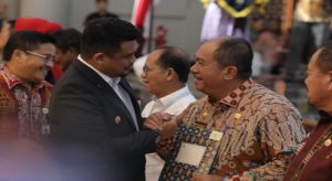 Read more about the article Serahkan DBH, Gubernur Sumut Tekankan Pentingnya Kolaborasi Bupati dan Wali Kota untuk Perkuat Layanan