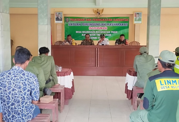 Read more about the article Satlinmas Trenggalek Diperkuat: TNI-Polri Turun ke Desa Berikan Pembekalan Keamanan