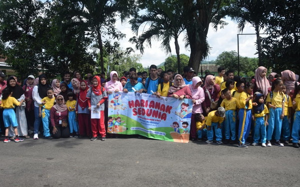 Read more about the article Outing Class Hari Anak Sedunia, Siswa SLB Kemala Bhayangkari 1 Trenggalek Belajar Wasbang di Kodim 0806