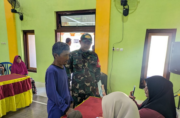 You are currently viewing Warga Terima Bantuan Langsung Tunai Sementara, Babinsa Kodim Ponorogo Lakukan Pendampingan