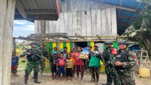 Read more about the article Satgas Yonif 123/Rajawali Pos Koroway Gelar Patroli Sambil Membagikan Sembako
