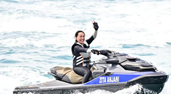Read more about the article Sejarah Terukir! Zita Anjani Pimpin Aksi Jetski Pertama Menyeberangi Selat Sunda, Resmi Buka Lamsel Fest 2025