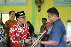 Read more about the article Pemkab Lampung Tengah Berikan Perlindungan Sosial Lewat Bantuan Iuran BPJS Ketenagakerjaan