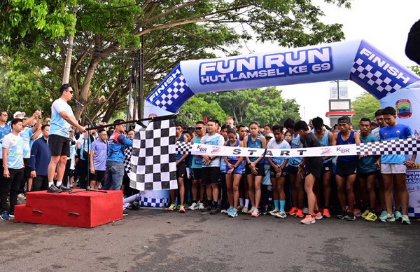 Read more about the article Ribuan Warga Serbu Fun Run Lamsel Fest 2025, Bupati Egi dan UKP Zita Anjani Lari Bareng Bersama Peserta