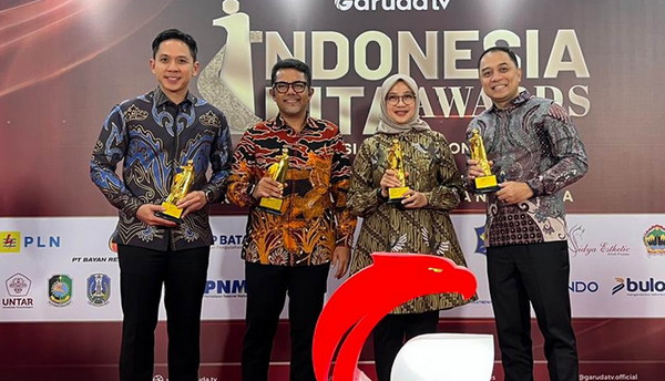 Read more about the article Bangga! Bupati Radityo Egi Pratama Terima Penghargaan Nasional Lewat Inovasi Wisata dan Pangan Berkelanjutan
