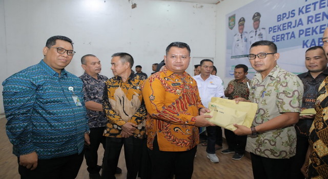 Read more about the article Pekerja Rentan Asahan Terima Kartu BPJS Ketenagakerjaan