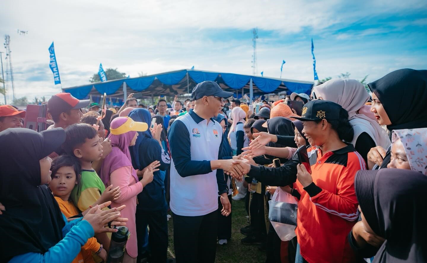 Read more about the article 15 Ribu Warga Mesuji Jalan Sehat Bersama Gubernur Lampung di HUT ke-17