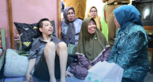 Read more about the article TP PKK Palembang dan Dinsos Salurkan Bantuan Kursi Roda dan Sembako