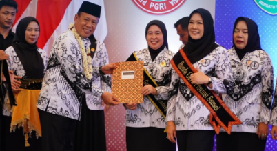 Read more about the article HUT PGRI ke-80: Dewi Sastrani Jadi Ibunda Guru Kota Palembang