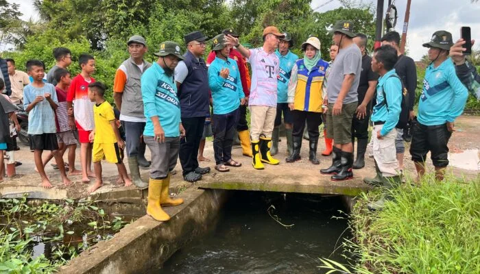 Read more about the article Wali Kota Palembang Tinjau Genangan dan Longsor, Salurkan Bantuan untuk Warga