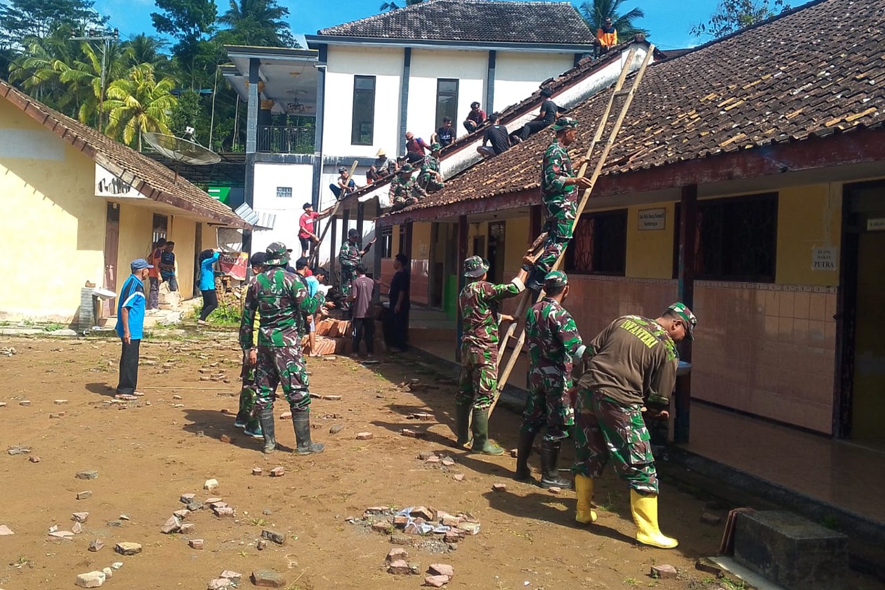 You are currently viewing Sinergi TNI dan Warga Desa Salamwates Wujudkan Koperasi Merah Putih