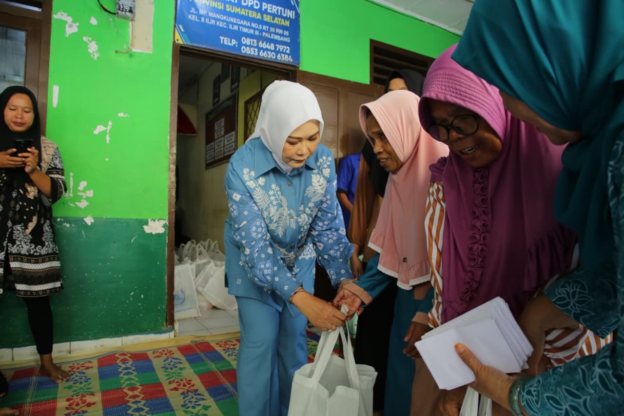 Read more about the article Nuansa Kekeluargaan Warnai Kunjungan TP PKK Sumsel ke Pertuni Palembang