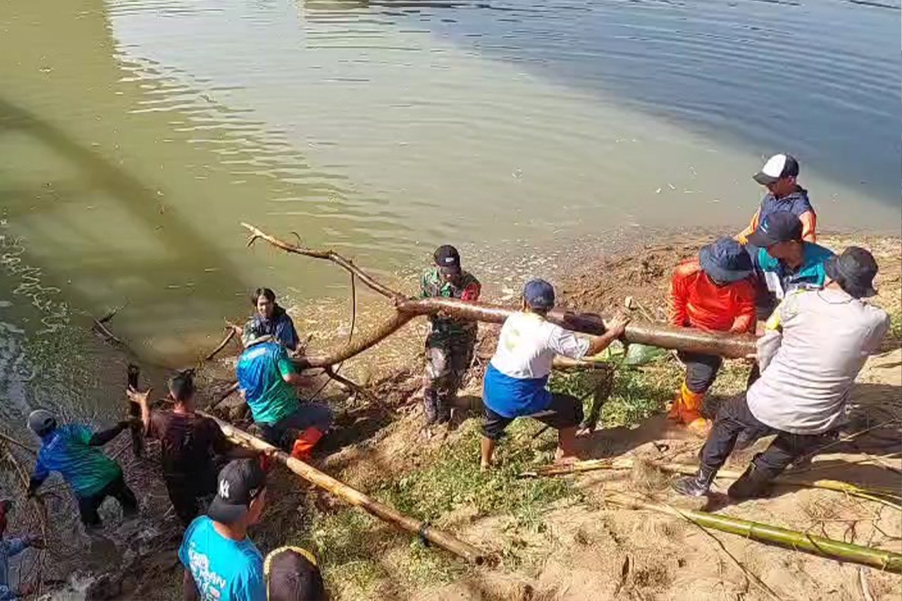 Read more about the article Gotong Royong Lintas Sektor, Jembatan Plengkung Bendorejo Dibersihkan dari Sampah