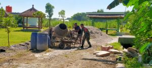 Read more about the article Babinsa Koramil 0803-08/Mejayan bersama Warga Perbaiki Jalan Desa Ngampel