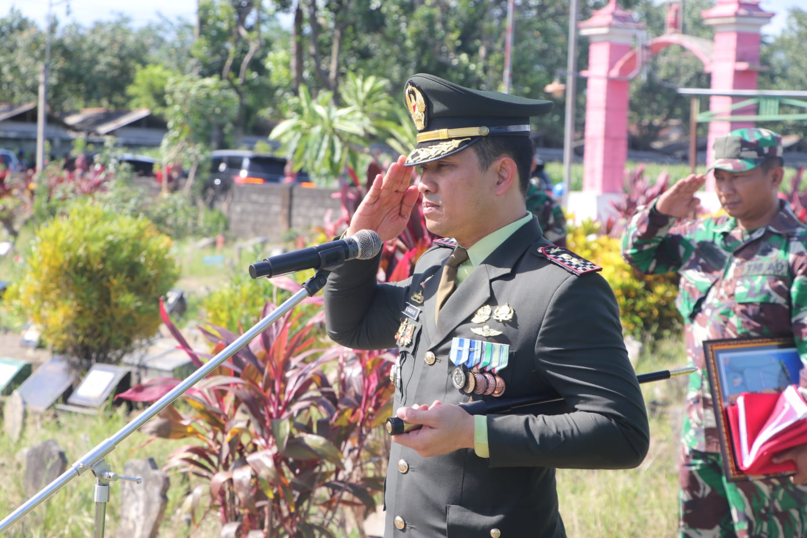 You are currently viewing Dandim 0807/Tulungagung Pimpin Pemakaman Militer Letkol Inf Samsul Kusairi, S.Ag