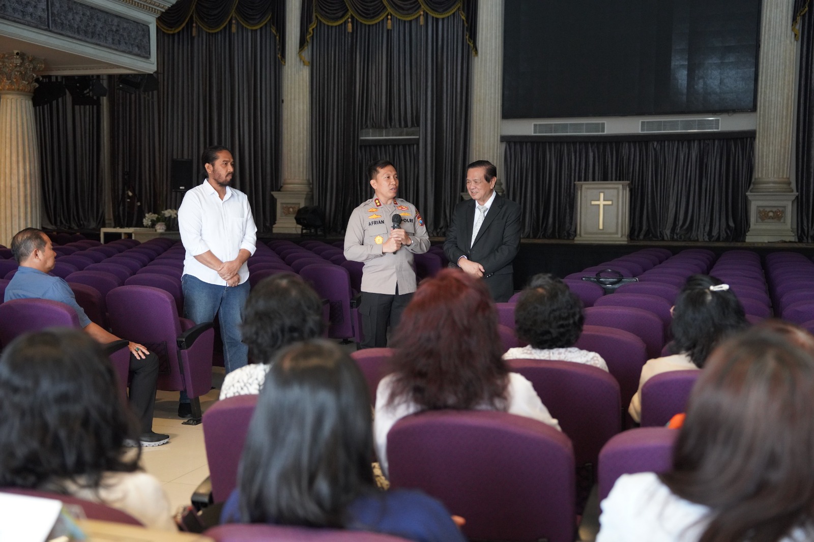 You are currently viewing Kapolres Bojonegoro Ajak Umat Kristiani Jaga Toleransi Jelang Natal dan Tahun Baru