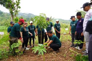 Read more about the article Gotong Royong Hijaukan Hulu Gunung Pandan, Bupati Bojonegoro Dorong Tanaman Produktif
