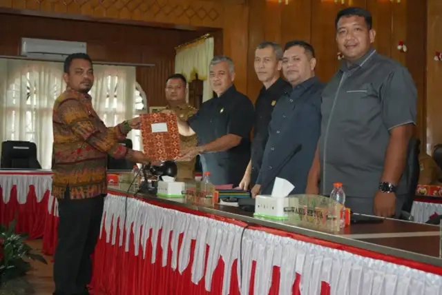 Read more about the article DPRD Asahan dan Pemkab Setujui Empat Ranperda dalam Paripurna Terakhir 2025