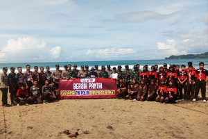 Read more about the article Aksi Nyata TNI–Polri dan Warga Jaga Kebersihan Pantai Konang Trenggalek