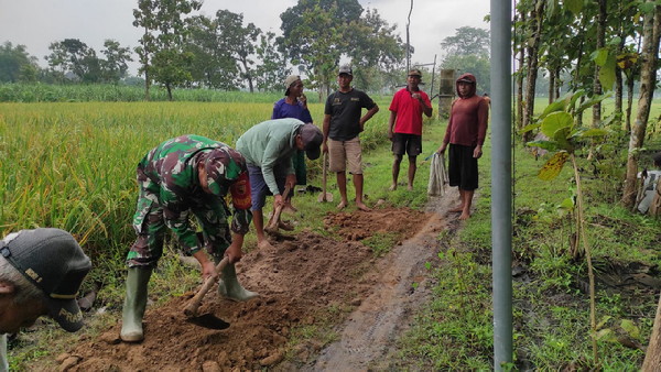Read more about the article Babinsa Sawahan Gotong Royong Ratakan Jalan bersama Warga