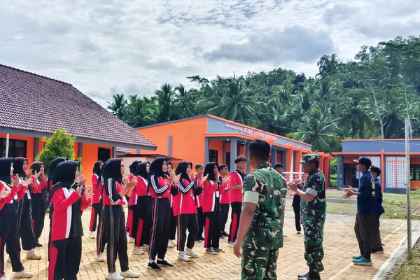 Read more about the article TNI Gelar LDK di SMKN 1 Panggul Trenggalek, Cetak Siswa Berkarakter Kuar dan Pemimpin Masa Depan
