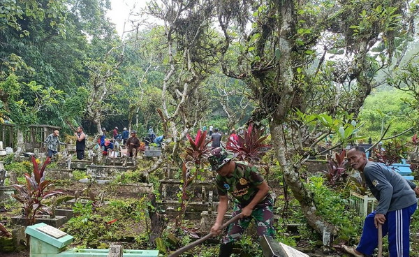 Read more about the article Perkuat Gotong Royong, Babinsa bersama Warga Bersihkan TPU Tanggulkundung