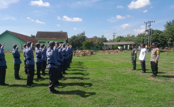 You are currently viewing Perkuat Peran Linmas, Babinsa Tulungrejo Tanamkan Disiplin dan Tanggung Jawab
