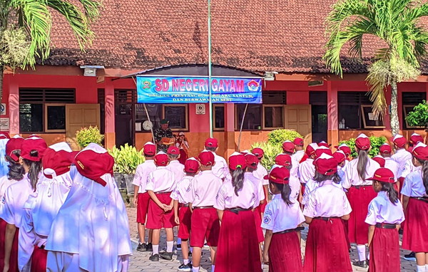 Read more about the article TNI Bina Karakter Siswa SD Lewat Upacara Bendera di SDN Gayam