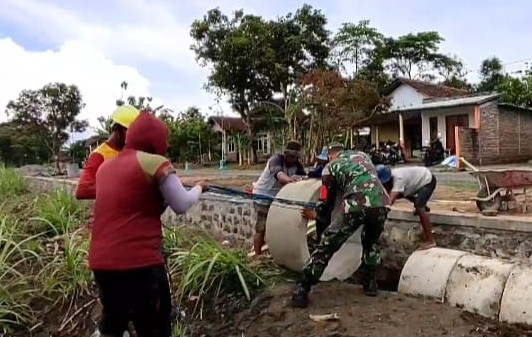 Read more about the article Babinsa dan Warga Krandegan Gotong Royong Bangun Drainase