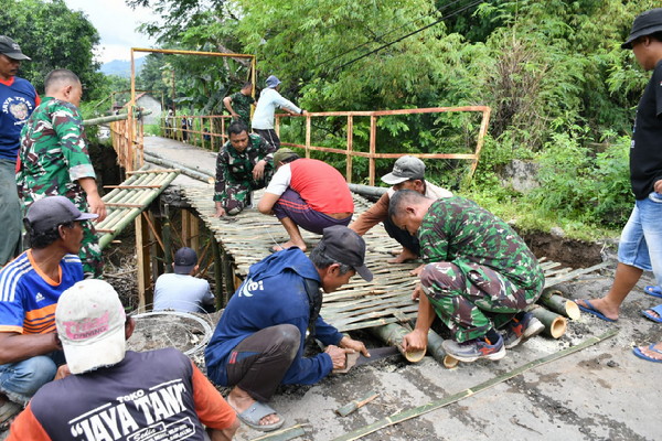 Read more about the article Jembatan Ambrol, Anggota Kodim Ponorogo dan Masyarakat Buat Jembatan Darurat
