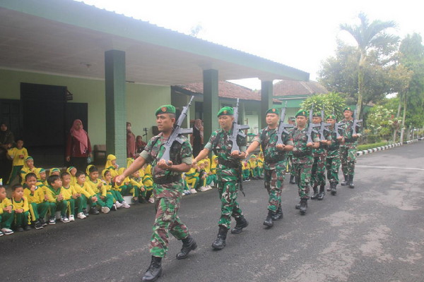 Read more about the article Kodim 0806/Trenggalek Ajak Anak TK Belajar Disiplin dan Cinta Tanah Air Lewat Outing Class