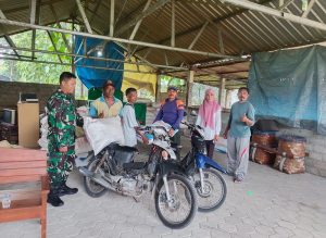 Read more about the article Babinsa Kebonsari Kawal Distribusi Pupuk Kepada Petani