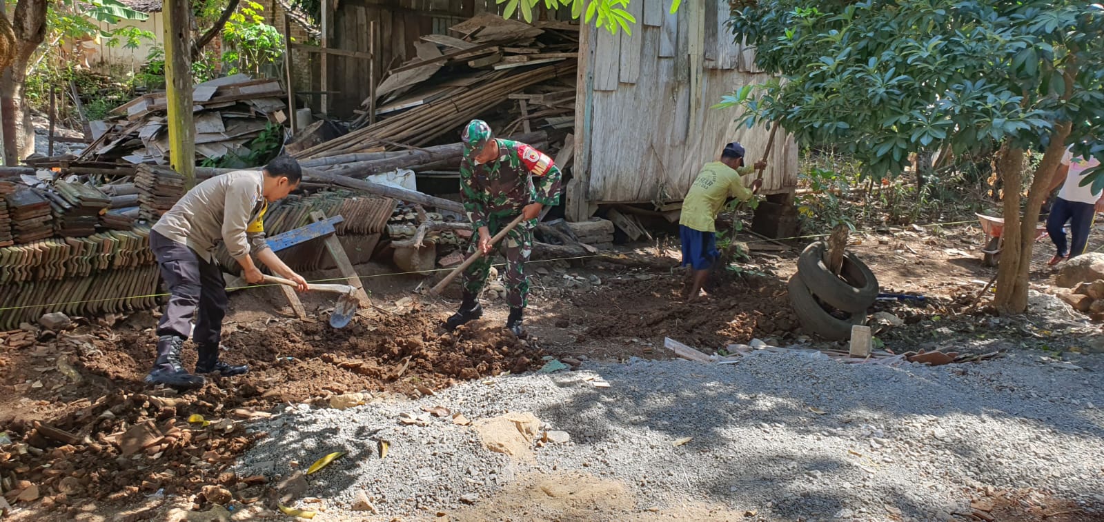 Read more about the article Langkah Kecil untuk Lingkungan Sehat, Babinsa dan Warga Ketupu Bangun Saluran Air