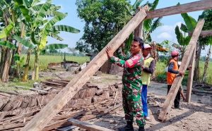 Read more about the article Sentuhan Gotong Royong di Gandul, Babinsa Bantu Rehabilitasi Rumah Warga