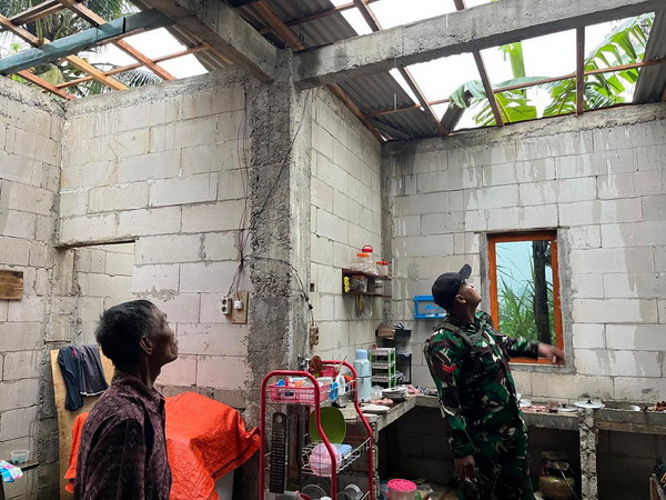 You are currently viewing Hujan Angin Rusak Rumah Warga di Pule Trenggalek, Babinsa Sigap Turun Tangan