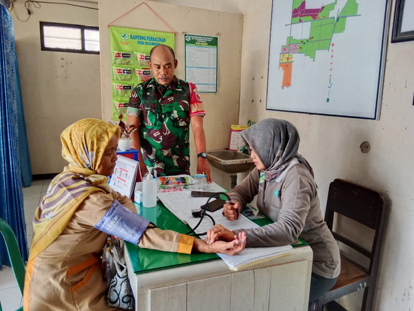 Read more about the article Aktif di Desa Binaan, Babinsa Kodim Ponorogo Monitoring Posyandu ILP
