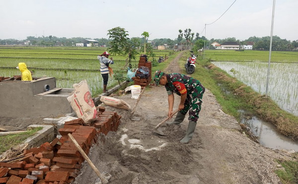 Read more about the article Babinsa dan Warga Pulerejo Bangun Saluran Irigasi Sumur Sible