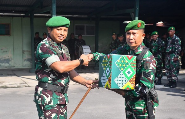 Read more about the article Sentuhan Kepedulian Menjelang Lebaran, Dandim Madiun Serahkan Bingkisan untuk Anggota